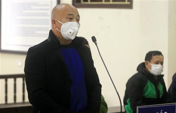 Các đàn em khác của Đường là Ninh Đức Lợi, Nguyễn Khắc Nin, Phạm Văn Úy và Quách Việt Cường lĩnh các mức án từ 8 năm đến 13 năm tù. Ông Giao được toà án triệu tập với tư cách người có quyền lợi và nghĩa vụ liên quan. Tuy nhiên, người này vắng mặt. &gt;&gt;&gt; Xem thêm video: Để Đường Nhuệ lộng hành, ai chịu trách nhiệm? Nguồn: VTC News.