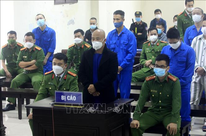 Từ ngày 16/12/2017 tới ngày 5/4/2020, Đường cùng đồng phạm đã chiếm đoạt của 25 bị hại tổng số tiền gần 2,5 tỷ đồng. Tại phiên tòa các ngày 17 và 18/11/2021, HĐXX TAND tỉnh Thái Bình tuyên phạt Đường mức án 15 năm tù về tội Cưỡng đoạt tài sản. Nguyễn Thị Dương (vợ Đường) lĩnh 8 năm tù, Bùi Mạnh Tiến (Tiến "Trắng", con nuôi Đường) phải chấp hành án 12 năm tù. (Ảnh: TTXVN)