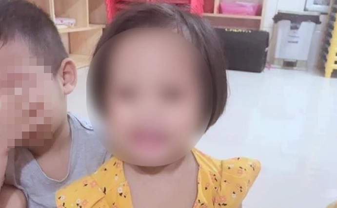 Cáo trạng cho rằng, cuối tháng 10/2021, chị Luyến cùng Huyên đưa cháu Ánh chuyển đến thuê phòng trọ ở thôn Phú Đa 1, xã Cần Kiệm, Thạch Thất, sống như vợ chồng với nhau. Quá trình chung sống, Huyên thấy cháu Ánh có thái độ không nghe lời nên nhiều lần hành hạ, đánh đập và nảy ý định giết cháu để không phải nuôi dưỡng.