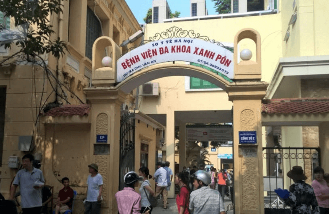 Còn lần thứ tư vào khoảng 23h ngày 24/12/2021, sau khi liên hoan cùng mọi người ở dãy phòng trọ, Huyên về phòng thấy cháu Ánh ngồi ở ghế, chị Luyến đang rửa bát ngoài sân. Huyên bảo cháu Ánh đi ngủ nhưng đứa bé không nghe lời, anh ta dùng tay đánh cháu ngã xuống sàn bị gãy 1/3 thân xương cánh tay phải. Ngày 30/12/2021, đứa trẻ tội nghiệp mới được chuyển đến Bệnh viện đa khoa Xanh Pôn bó bột và ra viện cùng ngày. (Ảnh minh hoạ)