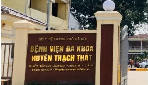 Đến ngày 22/11/2021, tan làm ở xưởng mộc, Huyên lấy 2 đinh ốc vít mang về phòng trọ nhét vào miệng cháu Ánh. Nhét xong, Huyên dùng tay phải cầm cốc nước để vào miệng bắt cháu Ánh uống để nuốt 2 đinh ốc vào bụng. Hôm sau, cháu Ánh đau miệng, không ăn, không chơi, hàng xóm gọi điện cho chị Luyến đưa đến Bệnh viện Thạch Thất khám, kết quả chụp X-quang thấy trong đường tiêu hóa của cháu có 1 chiếc đinh ốc vít. Cơ quan truy tố xác định đây là lần thứ 3 Huyên ra tay giết bé gái. (Ảnh minh hoạ)