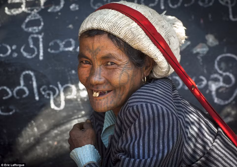 Hình xăm trên khuôn mặt được làm bằng hỗn hợp mỡ lợn, mật bò và một số loài cây ở địa phương.