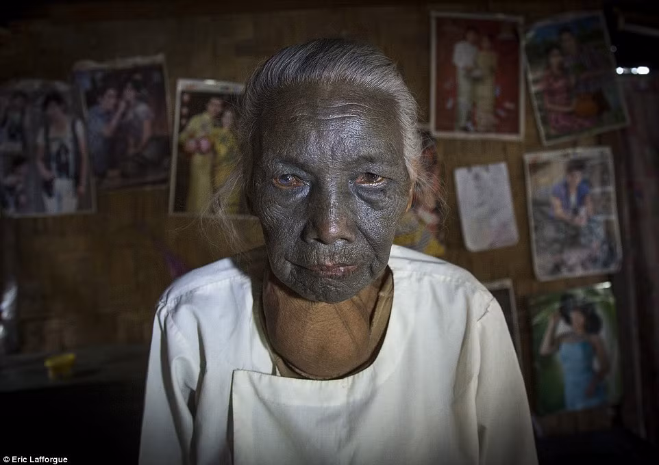 Cụ bà Pa Late phải mất 3 ngày mới xăm thành công gương mặt toàn màu đen.