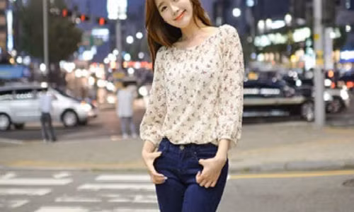 Áo cổ tròn giúp đánh lừa thị giác, khiến đôi vai bạn nhỏ đi trông thấy.