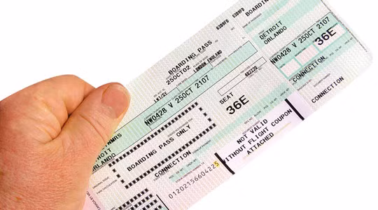 Bạn đừng quên kiểm tra phía sau vé máy bay về mức bồi thường của hãng hàng không.