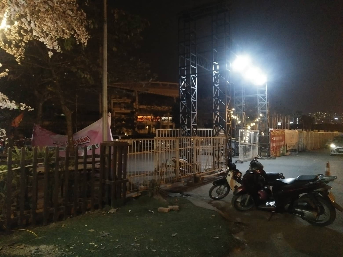 Trước đó, khoảng 20h cùng ngày, một số người tham gia giao thông qua đây vô cùng hoảng hốt khi chứng kiến cảnh nam tài xế taxi dùng tay bịt máu ở cổ, chạy ra khỏi xe.