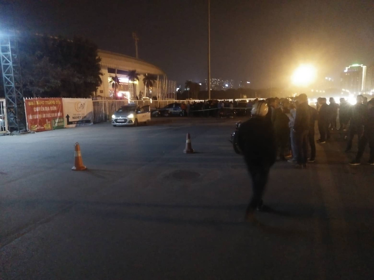 Các lực lượng chức năng vẫn đang phong tỏa hiện trường để khám nghiệm, điều tra vụ việc.