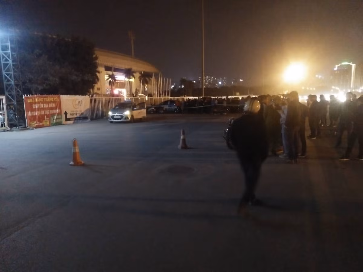 Các lực lượng chức năng vẫn đang phong tỏa hiện trường để khám nghiệm, điều tra vụ việc.