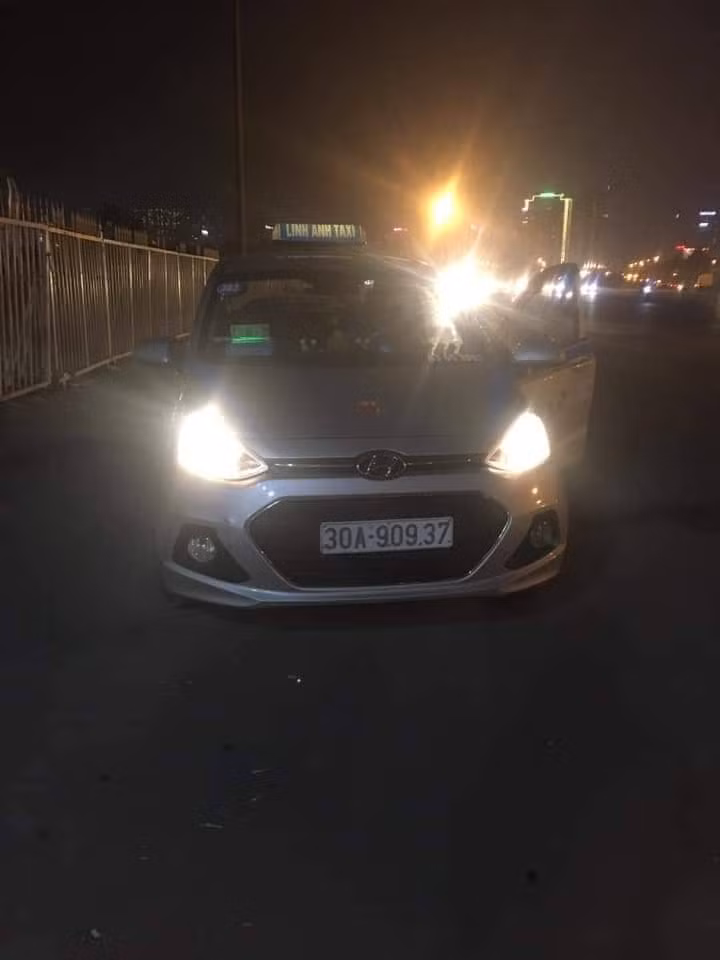 Chiếc taxi vẫn đang bật đèn pha.