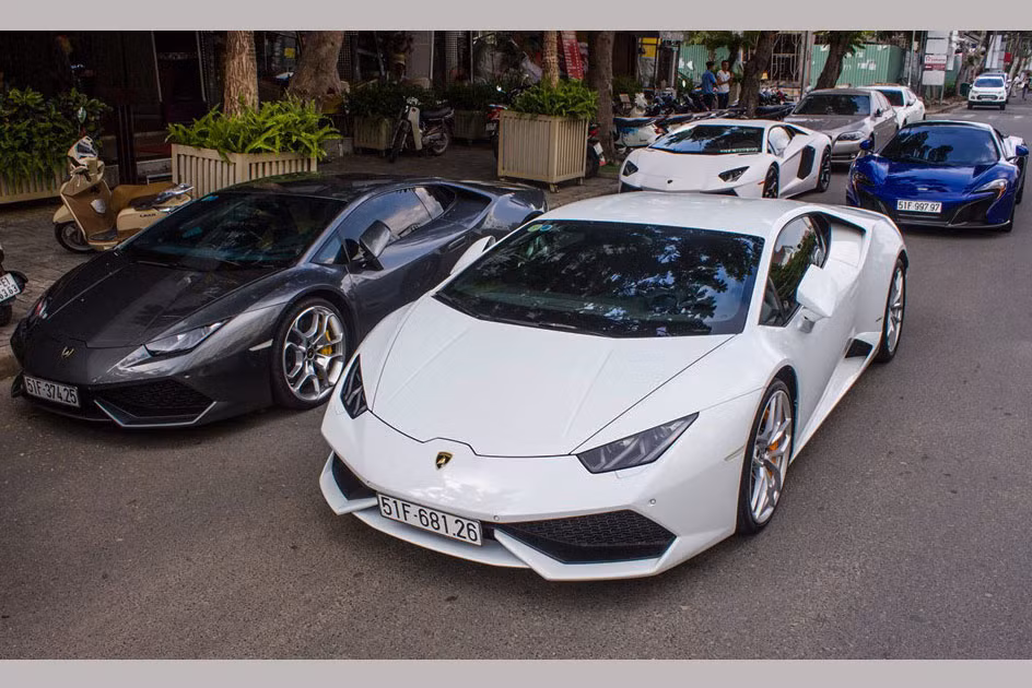 Trong đó gồm có 2 chiếc Lamborghini Huracan với tông màu đen và xám; một chiếc Lamborghini Aventador màu trắng tinh khôi.