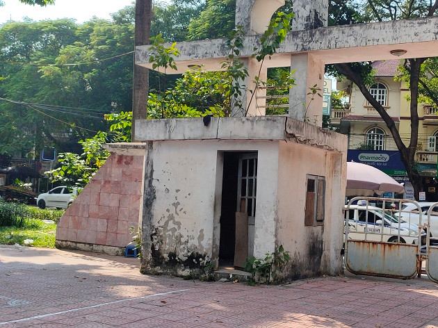 Khu vực phòng bảo vệ công viên Bắc Linh Đàm bỏ hoang, loang lổ những mảng tường bong tróc, bên trong trở thành nơi tập kết rác. 