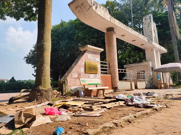 Khu vực cổng chính của công viên Bắc Linh Đàm ở mặt đường Nguyễn Hữu Thọ (quận Hoàng Mai, Hà Nội) bị khóa nhiều năm nay, xập xệ và rác thải bủa vây. 