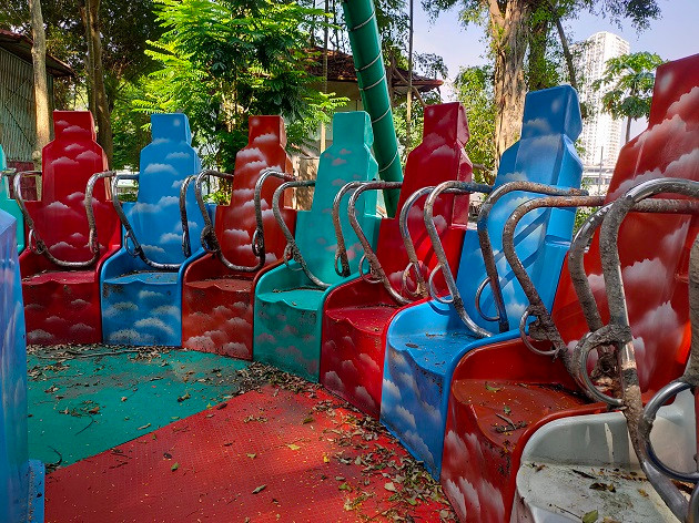 Không có người duy tu, bảo dưỡng thường xuyên nên nhiều hạng mục đã hoen gỉ, trơ khung sắt, tiềm ẩn nguy cơ mất an toàn nếu sử dụng. 