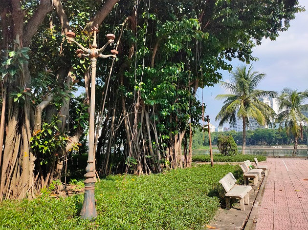 Toàn bộ hệ thống đèn chiếu sáng ở khu vực cổng chính và đường dạo quanh công viên đã bị cháy, vỡ, không hoạt động nhiều năm nay. Người dân nơi đây cho biết, do không có đèn chiếu sáng vào ban đêm nên chỉ dám tập thể dục ở công viên vào buổi sáng và buổi chiều. 