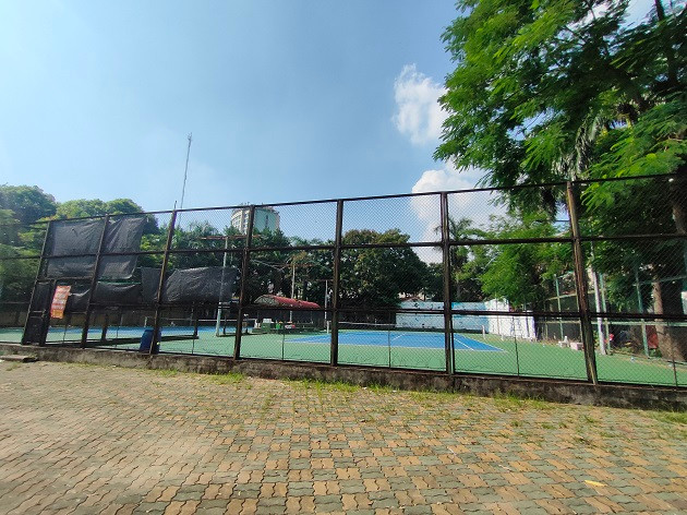 Các sân tenis chiếm phần diện tích lớn công viên. 