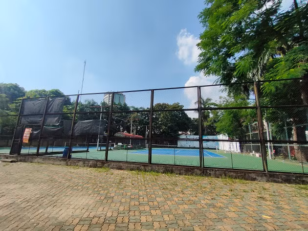 Các sân tenis chiếm phần diện tích lớn công viên. 