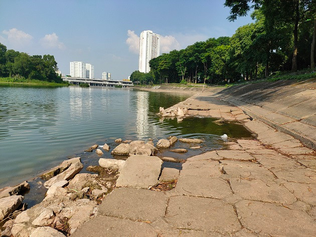 Đường ven hồ trong công viên bị sụt lún một khoảng lớn, ngập nước, gây cản trở cho người dân đi lại và mất mỹ quan khuôn viên. 