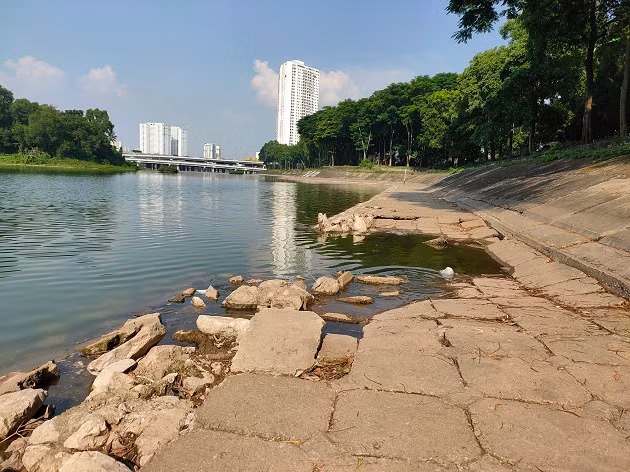 Đường ven hồ trong công viên bị sụt lún một khoảng lớn, ngập nước, gây cản trở cho người dân đi lại và mất mỹ quan khuôn viên. 