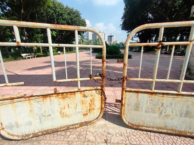 Các thanh sắt trên cổng chính đã bị hoen rỉ, đứt gãy ở nhiều đoạn. 