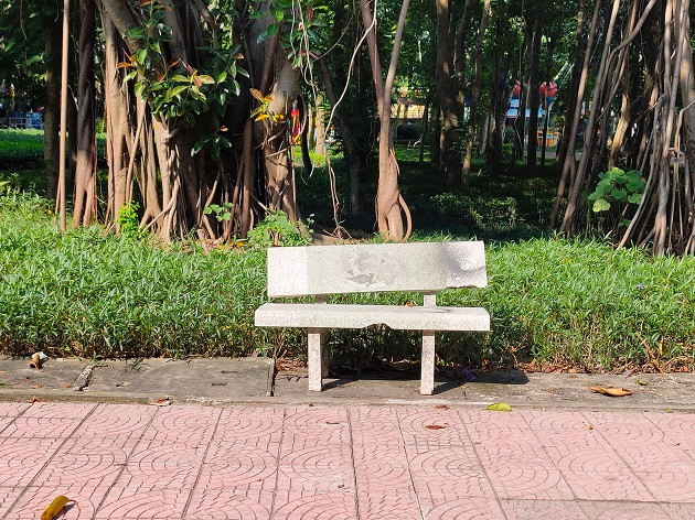 Nhiều ghế đá trong công viên bị đứt gãy, trơ khung sắt nhưng vẫn chưa được sửa chữa. 