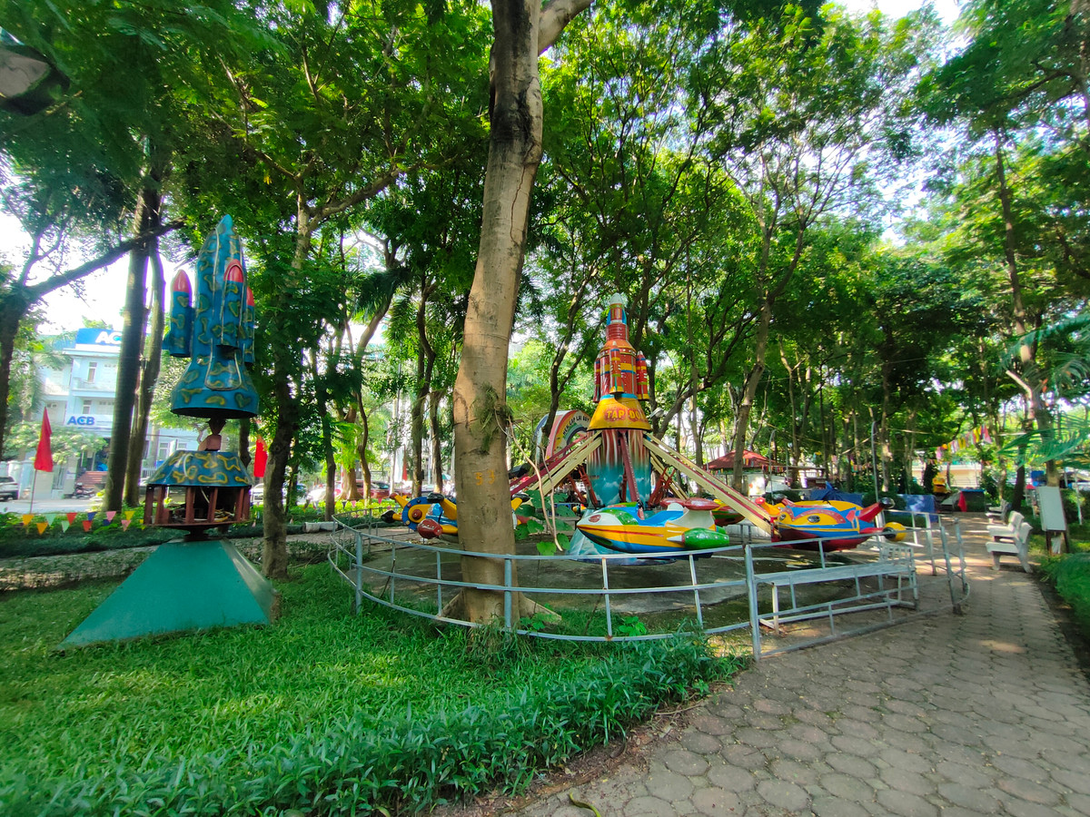 Tại khu vực vui chơi cho trẻ em, rất nhiều thiết bị trò chơi ngoài trời như tàu lượn, đu quay, ô tô điện... lâu ngày không được sử dụng, gây lãng phí. 