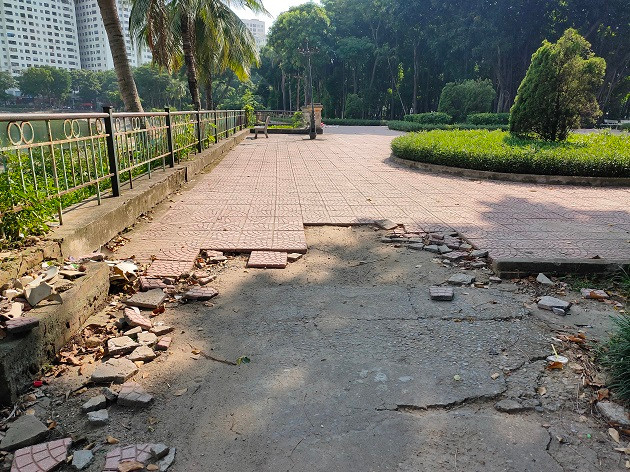 Đoạn đường trong công viên bị bong tróc gây cản trở việc đi lại. 