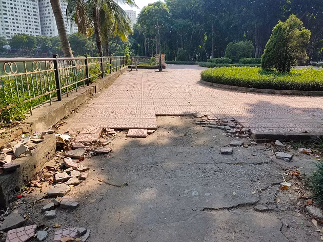Đoạn đường trong công viên bị bong tróc gây cản trở việc đi lại. 