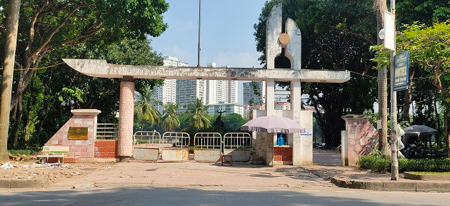  Công viên Bắc Linh Đàm (quận Hoàng Mai, Hà Nội) nằm ở vị trí “đắc địa” bên hồ Linh Đàm và khu đô thị kiểu mẫu Linh Đàm, nên từng được kỳ vọng là khu vui chơi giải trí lý tưởng của người dân trong khu vực. 