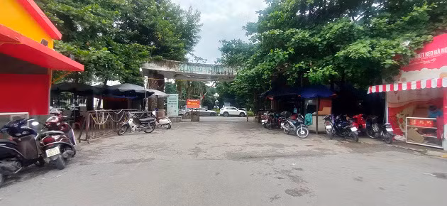 Công viên có phía Bắc giáp đường Trần Khát Chân, phía Nam giáp đường Thanh Nhàn, phía Đông giáp đường Kim Ngưu, phía Tây giáp đường Võ Thị Sáu, do Công ty TNHH MTV Đầu tư và Dịch vụ Tuổi trẻ Hà Nội xây từ năm 2002. Tuy nhiên, chỉ sau 3 năm khai thác, công viên đã buộc phải đóng cửa và bỏ hoang từ đó đến nay. 