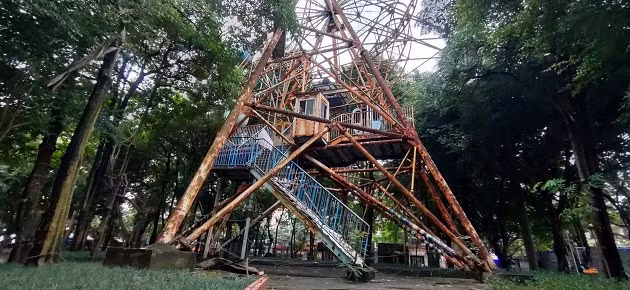 “Vòng quay mặt trời” là một hạng mục lớn trong quần thể vui chơi giải trí được xây dựng trong công viên Tuổi trẻ Thủ đô, bây giờ trở thành khối sắt hoen rỉ, mục ruỗng, có nguy cơ đổ sập bất cứ lúc nào. 