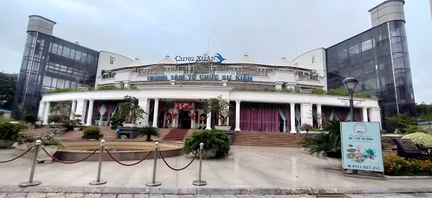 Nằm tại vị trí cổng vào của công viên Tuổi trẻ Thủ đô là công trình Trung tâm tổ chức sự kiện Cung Xuân. 