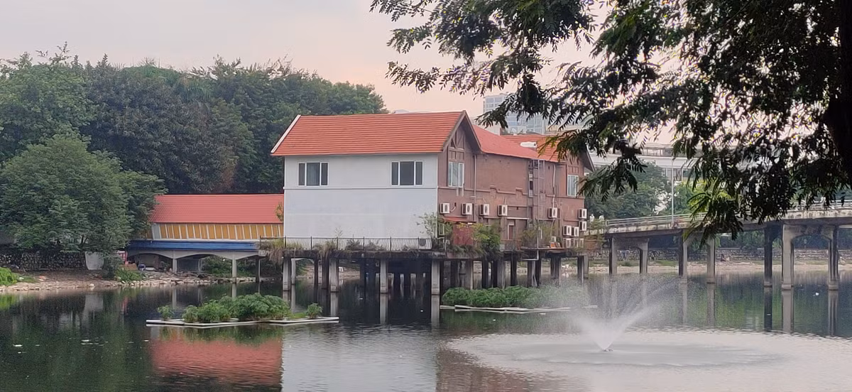 Một công trình nhà hàng được xây dựng kiên cố lấn chiếm cảnh quan trên mặt hồ Thanh Nhàn. UBND Hà Nội xác định trong khuôn viên của công viên Tuổi trẻ Thủ đô, 14 hạng mục công trình vi phạm trật tự xây dựng (sai quy hoạch, sai giấy phép xây dựng) như các nhà hàng, bể bơi, nhà đa năng, sân tennis... 