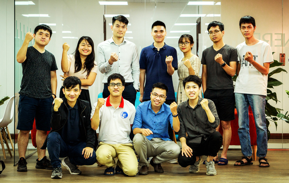 Trên kho ứng dụng Android mới xuất hiện ứng dụng KAMI - một trợ lí ảo hỗ trợ tính năng tra cứu điểm thi, phân tích phổ điểm, tra cứu chỉ tiêu xét tuyển, và gợi ý chọn trường. Sản phẩm ứng dụng này được phát triển bởi startup công nghệ NERD.vn trên nền tảng trợ lý ảo VAV của nhóm giảng viên, sinh viên Trường ĐH Công nghệ - ĐH Quốc gia Hà Nội.