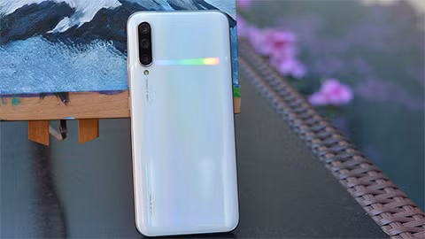 Theo các tin đồn trước đây, thiết kế của Mi A3 là bản quốc tế của Mi CC9. Điều đó có thể dẫn đến suy luận Mi A3 vẫn được trang bị giắc cắm tai nghe 3.5mm.