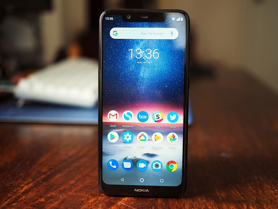 4. Nokia 5.1 Plus. Nếu là một người yêu thích những chiếc điện thoại có thiết kế đơn giản, nam tính thì Nokia 5.1 Plus là một lựa chọn rất tuyệt vời ở tầm giá dưới 4 triệu đồng. Máy sử dụng con chip Helio P60, có tốc độ xử lý ứng dụng nhanh. Bên cạnh đó, máy chạy trên hệ điều hành Android gốc, ít tùy chỉnh, cho phép thiết bị hoạt động ổn định, mượt mà, ít xảy ra tình trạng xung đột phần mềm. Màn hình có độ sáng cao, màu sắc tự nhiên, tuy nhiên độ phân giải chỉ đạt HD+.