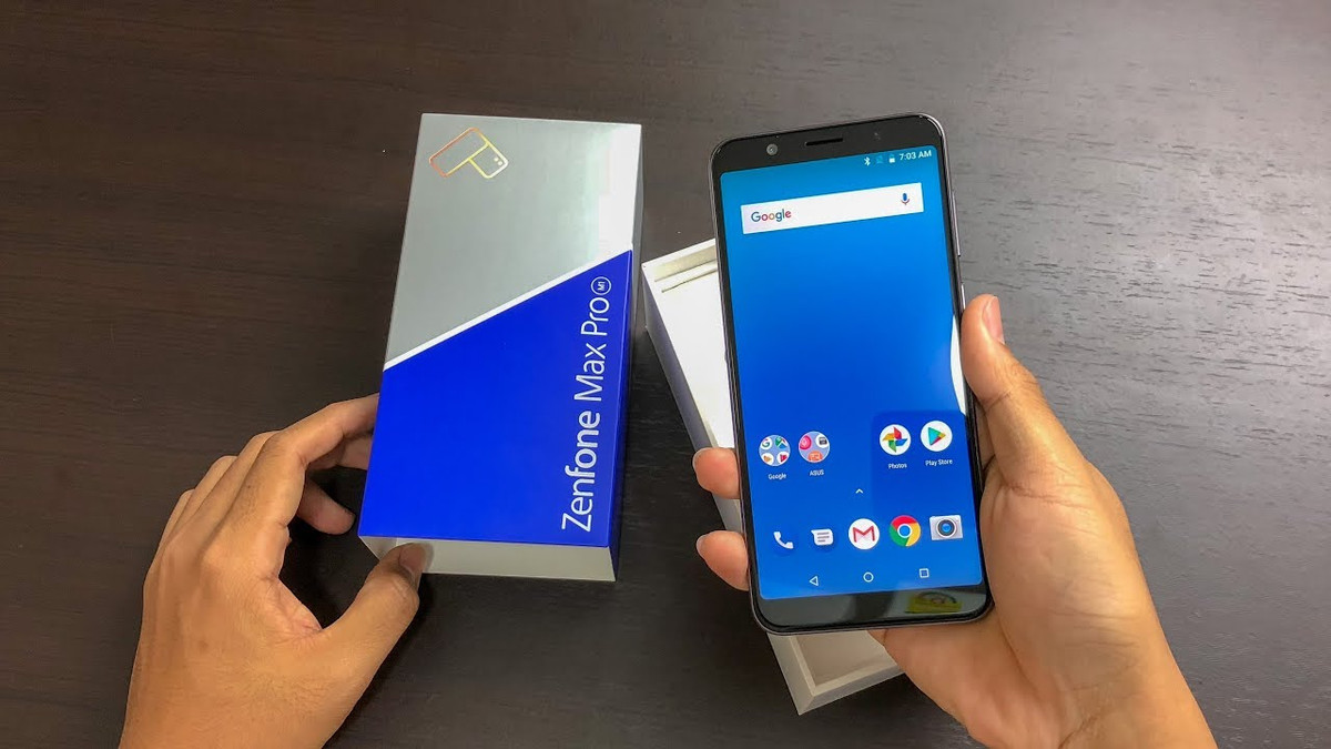 5. Asus Zenfone Max Pro M1. Chiếc điện thoại đến từ hãng Asus có thiết kế rất phổ biến nhưng lại mang đầy đủ những "phẩm chất" tốt nhất mà một chiếc smartphone dưới 4 triệu có thể có được. Máy được hoàn thiện bằng bộ khung nhôm nguyên khối cao cấp giúp mang tới vẻ sang trọng cho sản phẩm cũng như người dùng. Màn hình của Zenfone Max Pro M1 có tỷ lệ 18:9 với các góc được bo tròn mềm mại cùng viền màn hình siêu mỏng cong 2.5D.