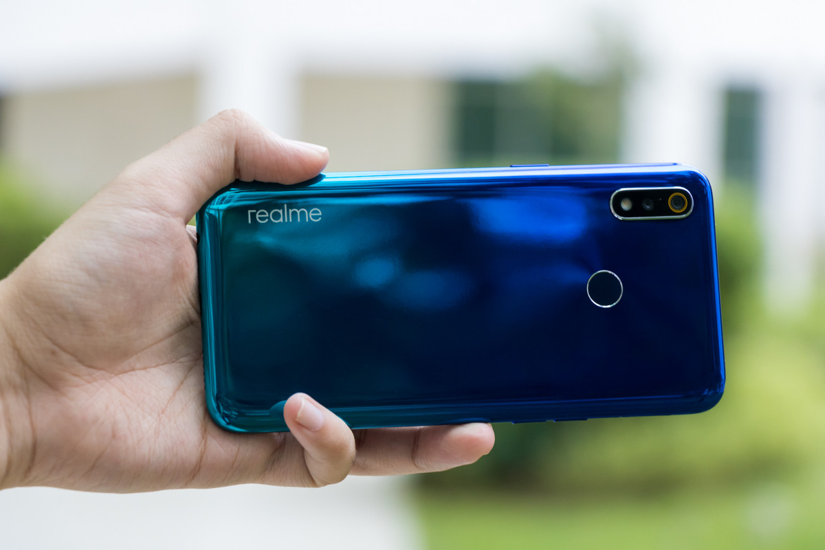 Màn hình của máy có kích thước 6,22 inch, tấm nền LCD truyền thống và độ phân giải HD+. Bên trên là khu vực giọt nước nhỏ gọn dùng làm nơi đặt camera selfie. Realme 3 được trang bị chip xử lý MediaTek Helio P60, hai tùy chọn RAM và bộ nhớ trong lần lượt là 3/32GB và 4/64GB.