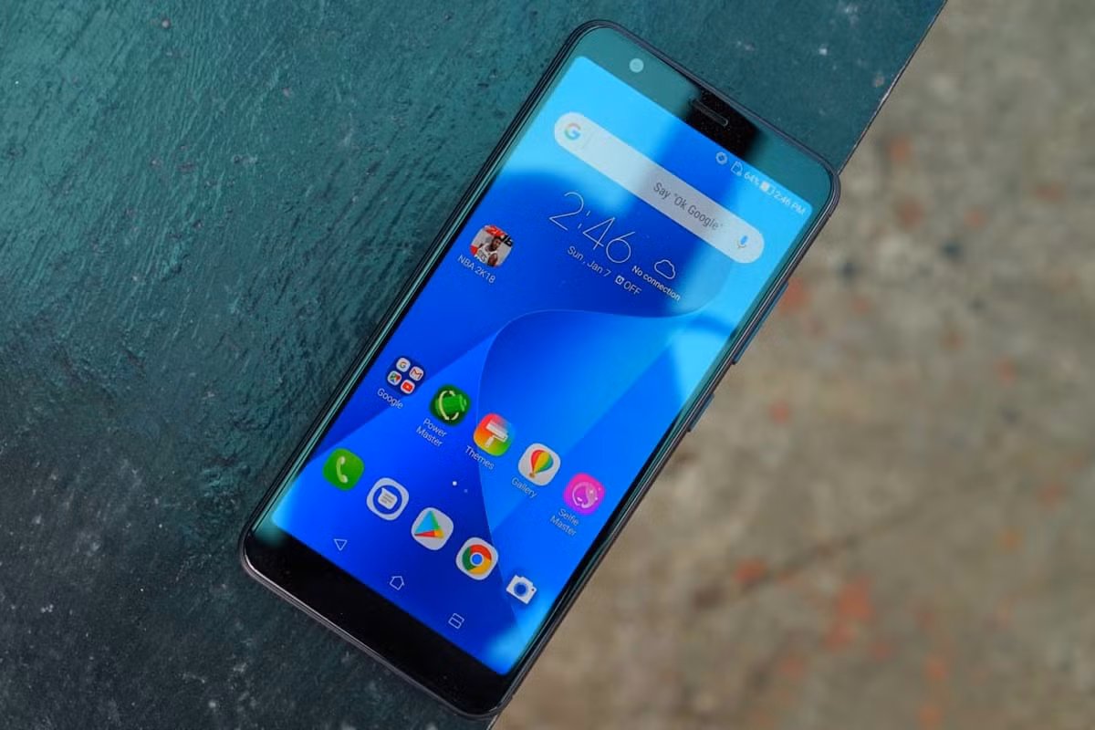 Zenfone Max Pro M1 sử dụng vi xử lý Snapdragon 636, có RAM 3GB và bộ nhớ trong 32 GB và nó có thể mở rộng lên đến 2TB bằng thẻ nhớ microSD. Điểm đặc biệt nhất của chiếc điện thoại này là có pin dung lượng cực lớn lên đến 5.000mAh.