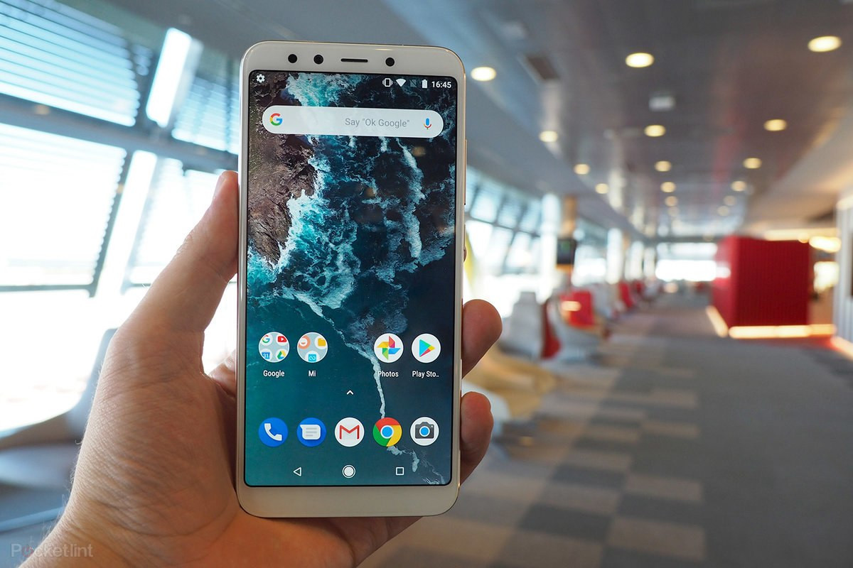 3. Xiaomi Mi A2. Ra mắt hồi cuối năm 2018, Xiaomi Mi A2 được đánh giá là một sản phẩm Android One rất tinh tế. Đối với một chiếc điện thoại có màn hình gần 6 inch (5,99 inch), Xiaomi Mi A2 mang lại cảm giác cầm nắm khá tốt. Nó cung có một cảm biến vân tay ở mặt sau nên dễ dàng cho hầu hết mọi người tiếp cận.