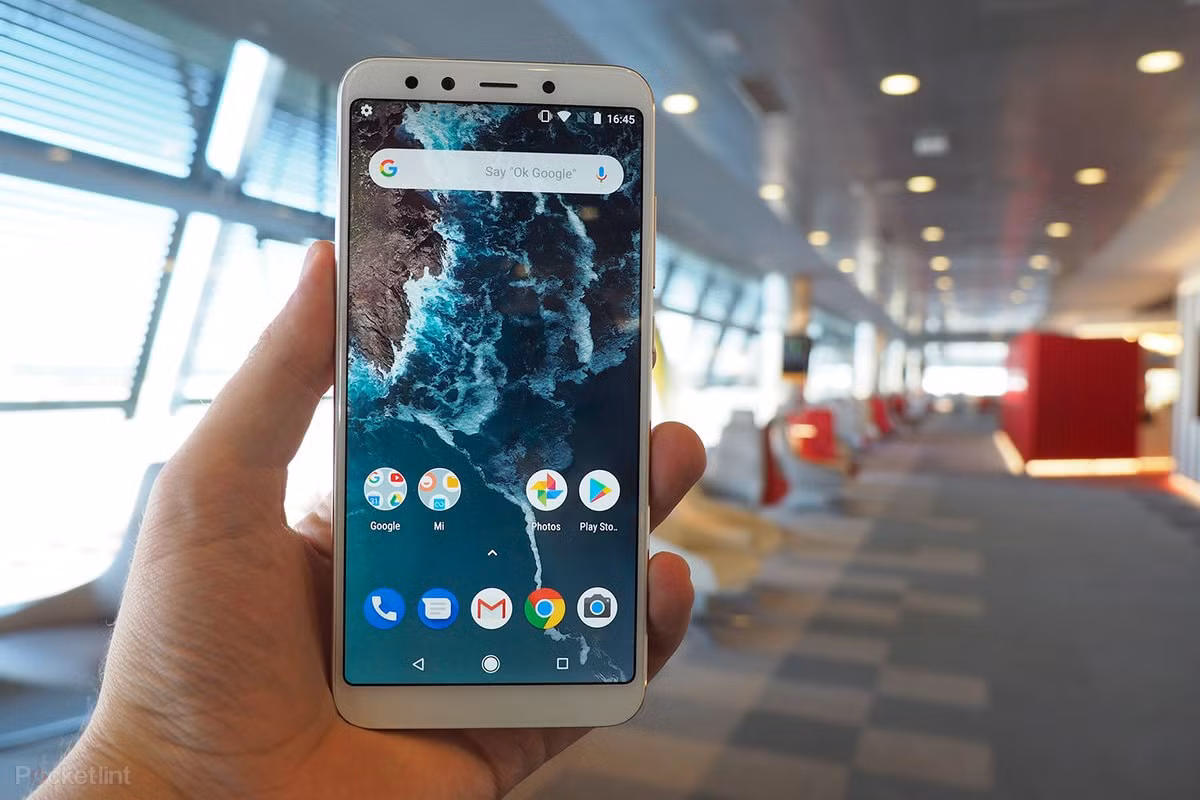 3. Xiaomi Mi A2. Ra mắt hồi cuối năm 2018, Xiaomi Mi A2 được đánh giá là một sản phẩm Android One rất tinh tế. Đối với một chiếc điện thoại có màn hình gần 6 inch (5,99 inch), Xiaomi Mi A2 mang lại cảm giác cầm nắm khá tốt. Nó cung có một cảm biến vân tay ở mặt sau nên dễ dàng cho hầu hết mọi người tiếp cận.