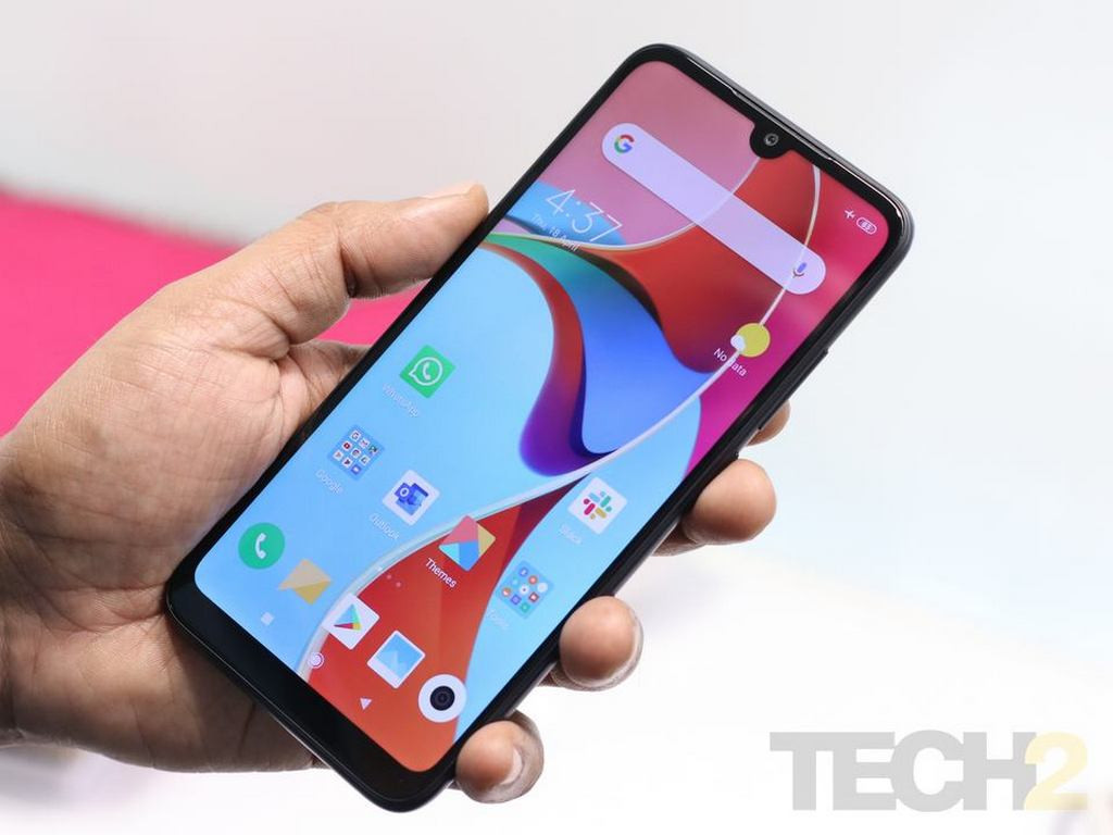 2. Redmi 7. Đây là chiếc điện thoại được nhiều trang công nghệ đánh giá xứng đáng là "smartphone quốc dân" ở phân khúc giá rẻ. Redmi 7 có vỏ ngoài được thiết kế hoàn toàn bằng nhựa nhưng khi cầm lên tay lại cho cảm giác rất cứng cáp, chắc chắn.