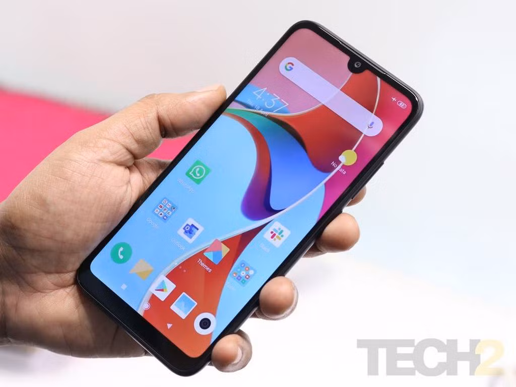 2. Redmi 7. Đây là chiếc điện thoại được nhiều trang công nghệ đánh giá xứng đáng là "smartphone quốc dân" ở phân khúc giá rẻ. Redmi 7 có vỏ ngoài được thiết kế hoàn toàn bằng nhựa nhưng khi cầm lên tay lại cho cảm giác rất cứng cáp, chắc chắn.