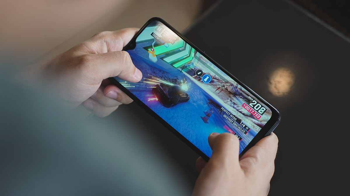 1. Realme 3. Đây là mẫu điện thoại dưới 4 triệu đã làm mưa làm gió thị trường điện thoại giá rẻ và tầm trung hồi năm ngoái và cho đến nay nó vẫn là một lựa chọn rất tốt. Đặc biệt, mặt lưng nhựa giả kính với hiệu ứng chuyển màu gradient cực bóng bẩy của Realme 3 "hớp hồn" rất nhiều khách hàng cả nam và nữ.