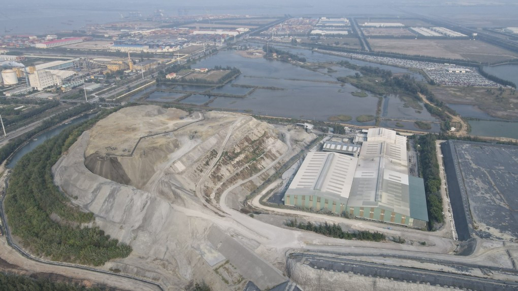 Hiện nay, lượng tro, xỉ nhiệt điện đã được xử lý, tiêu thụ đáng kể, song lượng xử lý và tiêu thụ bã thải gyps vẫn chưa như kỳ vọng. Ảnh: Lê Tân 