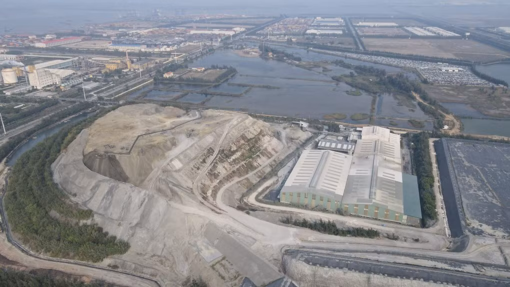 Hiện nay, lượng tro, xỉ nhiệt điện đã được xử lý, tiêu thụ đáng kể, song lượng xử lý và tiêu thụ bã thải gyps vẫn chưa như kỳ vọng. Ảnh: Lê Tân 