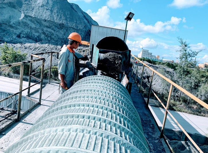 Ước tính lượng tồn trữ bã thải thạch cao đến cuối năm 2022 tại 3 nhà máy sản xuất phân bón DAP là khoảng 12,7 triệu tấn, trong đó tại DAP Đình Vũ là khoảng 3,5 triệu tấn. Chính vì vậy, việc đẩy mạnh xử lý, tiêu thụ bã thải gyps đang là vấn đề cấp bách. Ảnh: Q. Dũng 