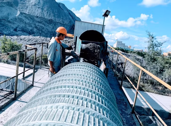 Ước tính lượng tồn trữ bã thải thạch cao đến cuối năm 2022 tại 3 nhà máy sản xuất phân bón DAP là khoảng 12,7 triệu tấn, trong đó tại DAP Đình Vũ là khoảng 3,5 triệu tấn. Chính vì vậy, việc đẩy mạnh xử lý, tiêu thụ bã thải gyps đang là vấn đề cấp bách. Ảnh: Q. Dũng 