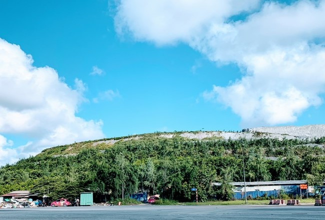 Ông Lê Trung Kiên, Trưởng Ban Quản lý Khu kinh tế Hải Phòng mong muốn nhận được các nghiên cứu, ý kiến đóng góp của các nhà khoa học, chuyên gia trong việc xử lý bã thải gyps tại nhà máy sản xuất phân bón DAP- Đình Vũ, để giải quyết triệt để bã thải gyps, xử lý, tái tạo lại bã thải gyps, không để lãng phí tài nguyên. Ảnh: Q. Dũng 
