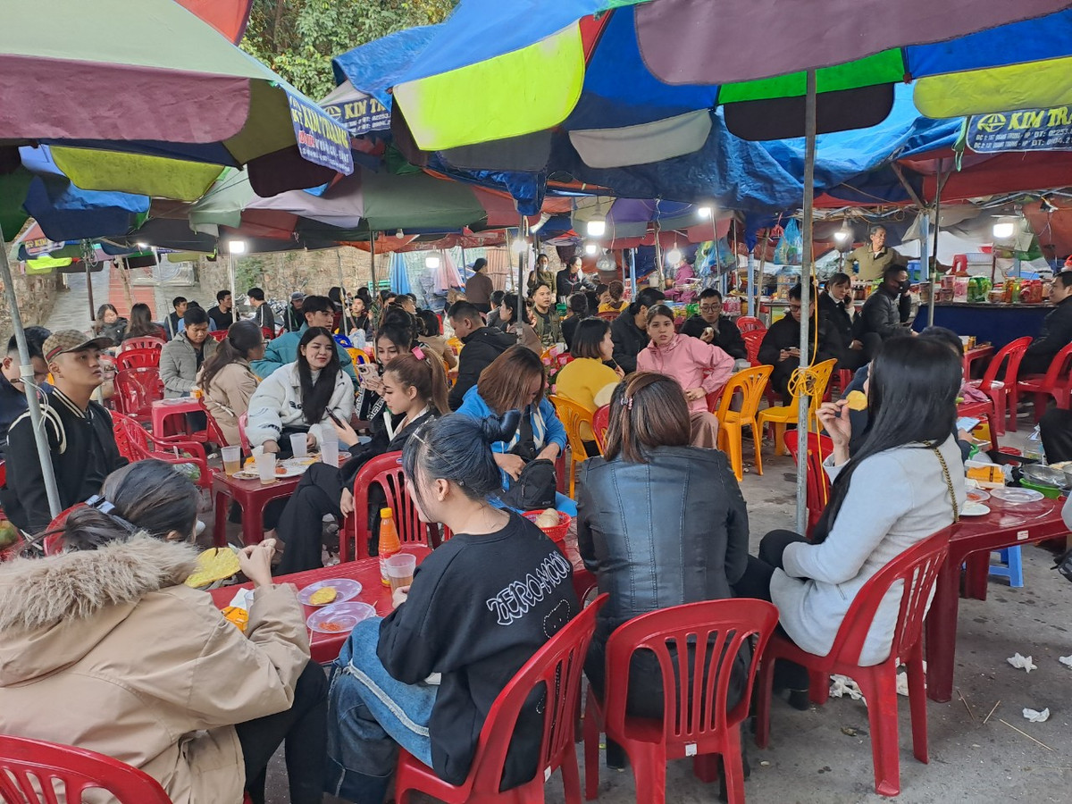 Đặc biệt, vào những ngày tuần, rằm hàng tháng, người dân chen chân tại đền Cô Chín Suối Rồng để thắp hương, lễ bái với mong muốn kinh doanh buôn bán phát đạt, nhiều sức khỏe, may mắn.