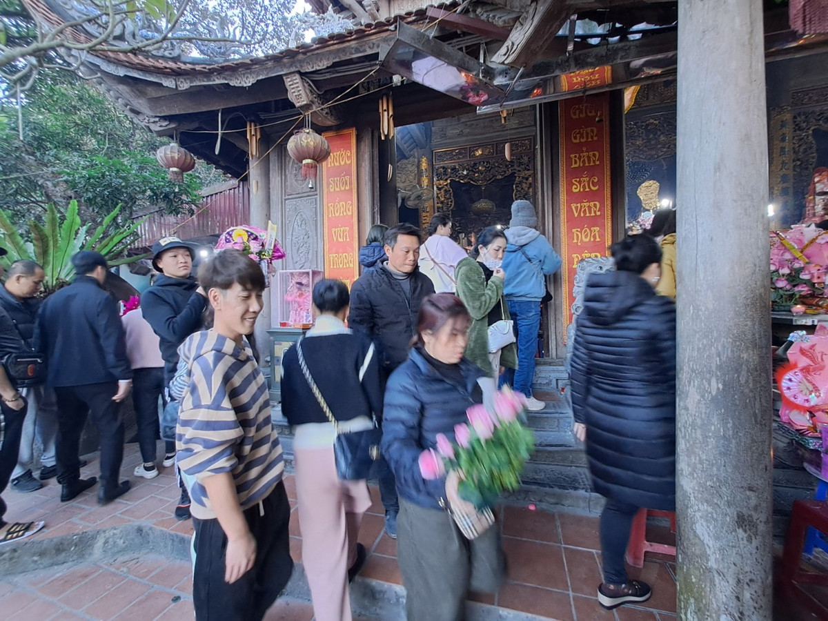 Ngoài ra, tại đền Cô Chín Suối Rồng còn lưu giữ rất nhiều pho tượng có lịch sử hàng trăm năm cùng với những quả chuông là di vật của người xưa để lại.